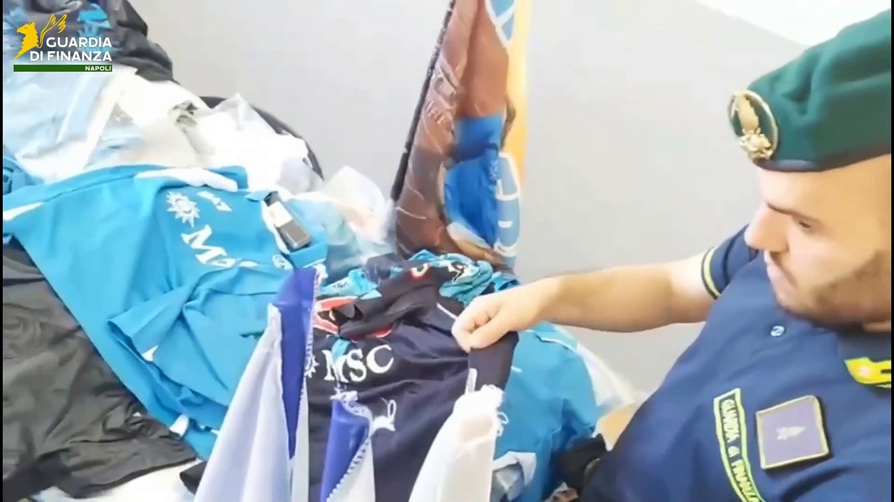Mercato del falso al murale di Maradona: sequestrati migliaia di articoli contraffatti calcio Napoli