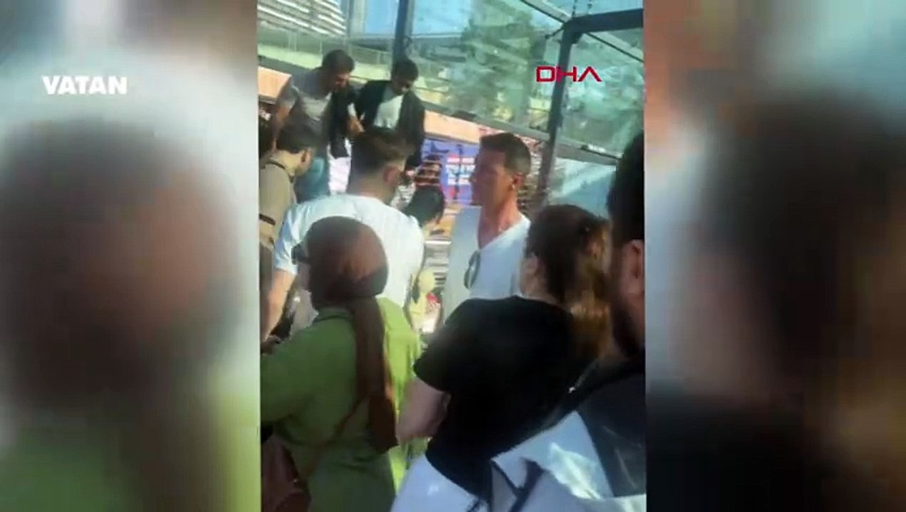 Metroda korku dolu dakikalar! Kadıköy-Sabiha Gökçen Havalimanı metro hattında yürüyen merdiven kırıldı!