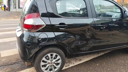 Mobi e Saveiro se envolvem em acidente no Centro de Cascavel