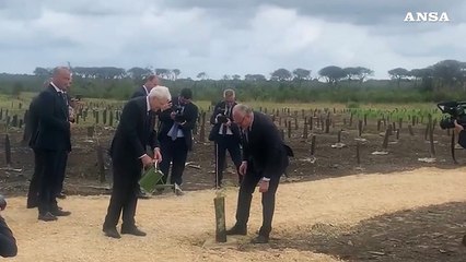 Mattarella 'giardiniere' con Gualtieri a Castelporziano