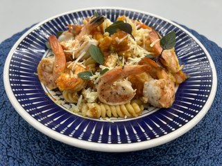 Fusilli com camarão ao molho de tomate caseiro