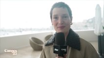 Vicky Krieps aime Cannes 2025 sous la pluie, car ça calme la surexcitation collective