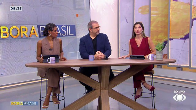 Carro invade loja e atropela três pessoas na Saara, no Centro do Rio