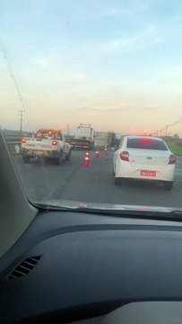 Carreta tomba em rodovia da Região Metropolitana e faixa é bloqueada; saiba detalhes