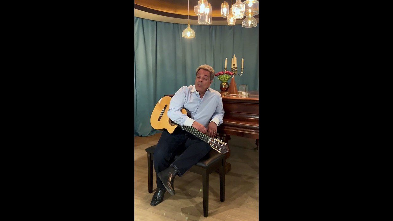 Vidéo - Exclusif - Interview du chanteur Chico au Palais des Congrès à Paris, France, le 11 mai 2025. © Elie Chocron/Bestimage