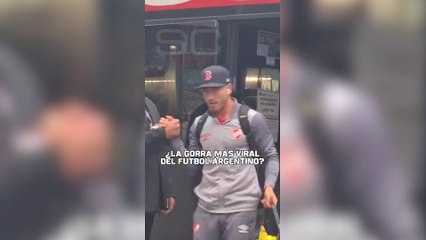Román Vega, de Argentinos Juniors la gorra de Boston Red Sox