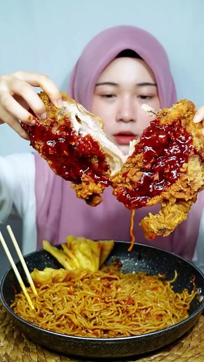 Follow for more ASMR videos🌮🍟 Credits: @alch.ia #mukbang #asmr #fastfood #asmreating