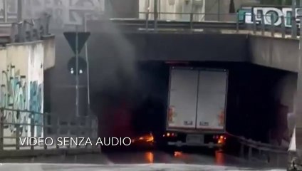 Pisa, camion si incastra in un sottopasso e prende fuoco
