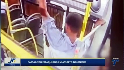 Passageiro esfaqueado em assalto no ônibus