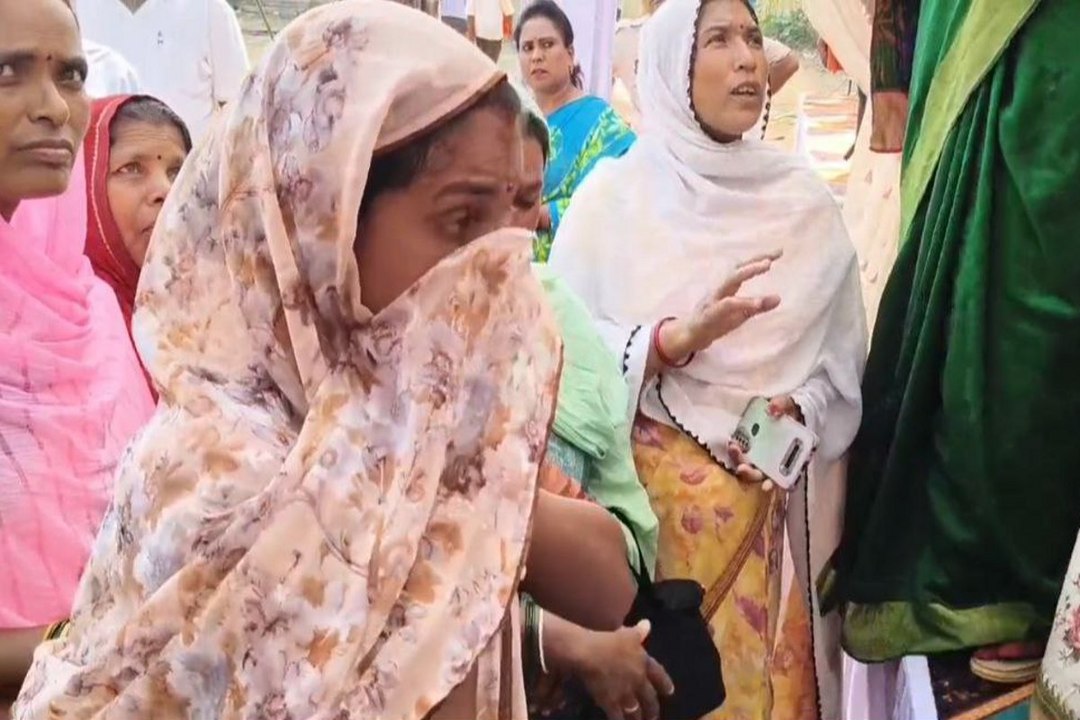 मंत्रियों के सामने फूट-फूटकर रोई आंगनबाड़ी कार्यकर्ता, सुपरवाइजर पर लगाए गंभीर आरोप