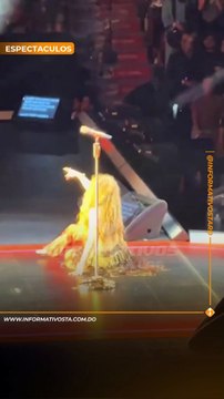 Shakira sufre caída en pleno escenario durante concierto en Canadá