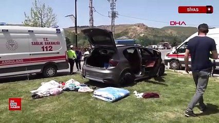 Sivas'ta otomobil ile hafif ticari araç çarpıştı