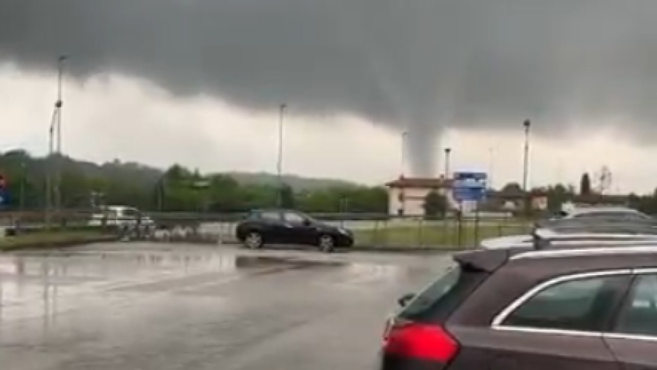 Il maltempo ha causato due trombe d'aria nel Nord Est: il video