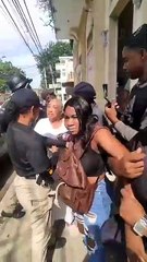 detienen a mujer haitiana y Guadalupe Valdez interviene