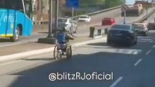 Homem circula com cadeira de rodas motorizada em Niterói