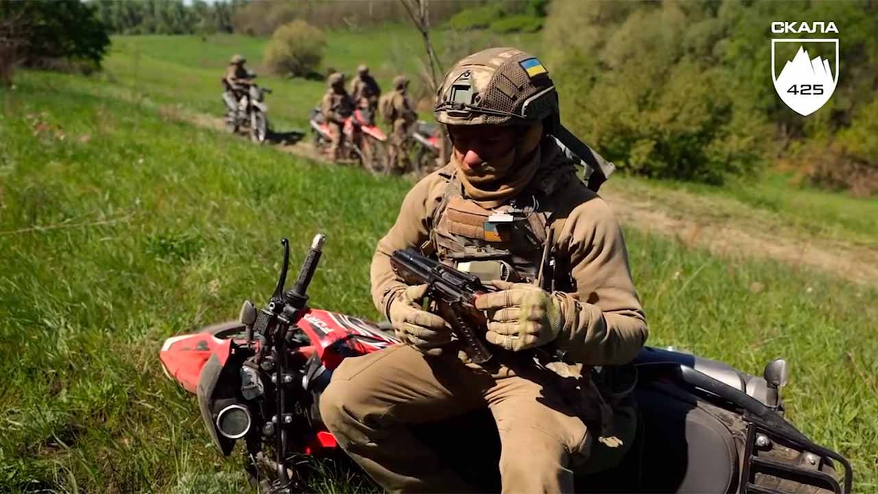 ウクライナ、オープンテレインでの迅速な前進のために初のバイク強襲中隊を編成