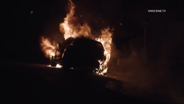 미 샌디에이고서 소형 항공기 주택가 추락... 2명 사망·8명 부상 / YTN