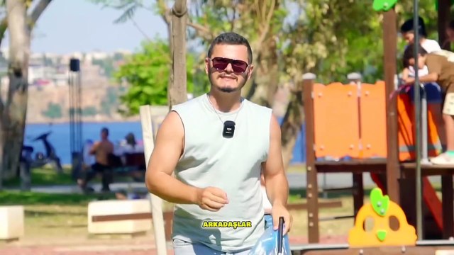 GÖRME ENGELLİ KILIĞINDA ÇÖP ATMA ŞAKASI !!(%100 İZLE )- SOSYAL DENEY