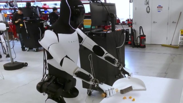 머스크, 테슬라 로봇 '옵티머스' 영상 공개...요리·청소·허드렛일도 / YTN