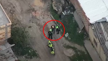 VIDEO | Dron captó momento en el que hombre escondía droga en llantas para venderla en Bogotá