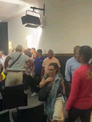 Coronel é empurrado por sindicalistas durante ocupação na Câmara de Salvador