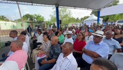 Ministro Carlos Bonilla entrega 90 títulos de propiedad a familias de Bayaguana