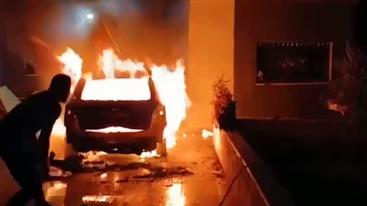 مستوطنون إسرائيليون يهاجمون بلدة بروقين في الضفة الغربية ويحرقون المنازل (فيديو) -