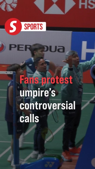 Fans wave handphone torchlight and boo in protest of controversial calls in M'sia Masters