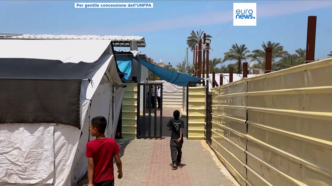 Gaza, decine di morti in nuovi raid di Israele: distribuiti aiuti, bombardato un ospedale