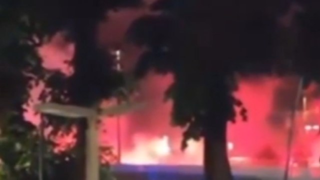 Notte insonne per il Cagliari: fuochi, motorini e cortei dei napoletani fuori all'albergo