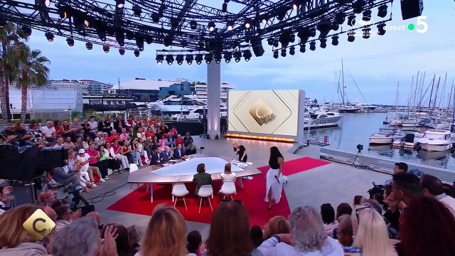 Nabilla s'adresse à Jodie Foster sur le plateau de C à vous à Cannes, une rencontre improbable