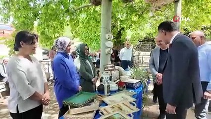 Manisa’da iki bin yıllık tarihi çınarın gölgesinde eserlerini sergilediler