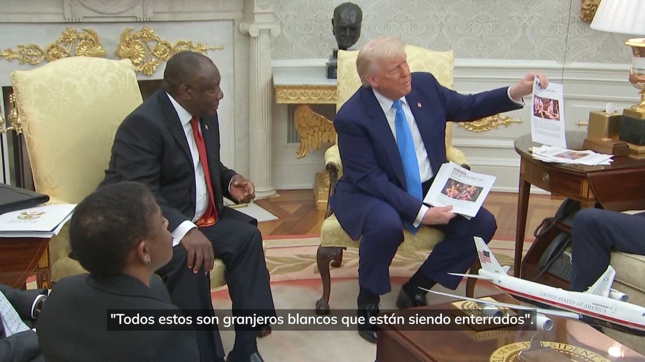 Trump muestra una captura de un video de Reuters tomado en el Congo para evidenciar falsamente el asesinato en de sudafricanos blancos