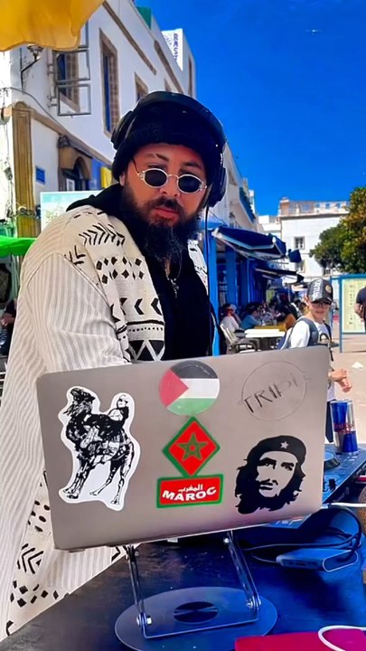 Abderrahman Elebar, DJ de rue, fait monter l'ambiance dans les rues d'Essaouira, et cela plaît beaucoup aux visiteurs !