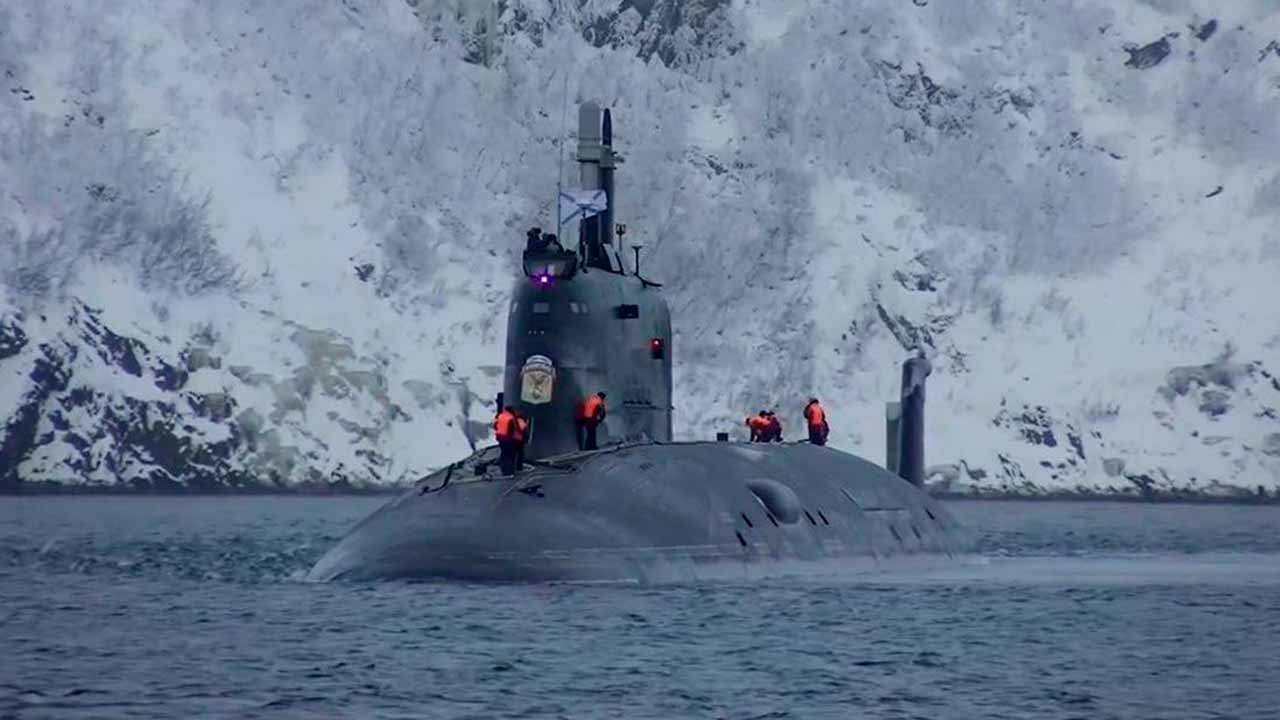 Video: Russische nucleaire onderzeeër Arkhangelsk vuurt Kalibr-raket af in de Barentszzee