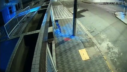 Ladrão corta fios de sistema de segurança e invade prédio residencial em Praia Grande; VÍDEO