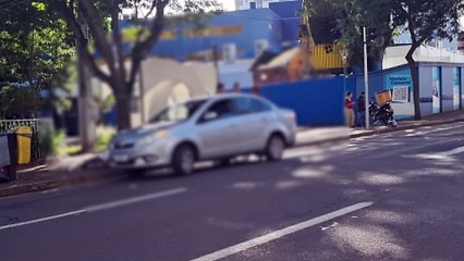 Acidente entre moto e carro é registrado na Rua Paraná