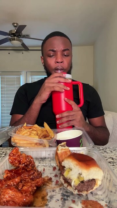 Follow for more ASMR videos🌮🍟 Credits: @grayfoodie_ #mukbang #asmr #fastfood #asmreating