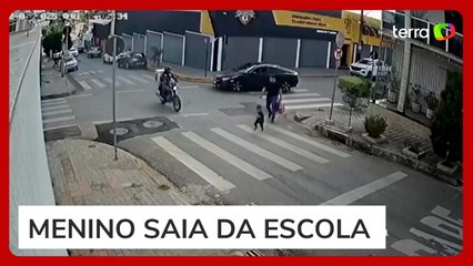 Motociclista entra na contramão e atropela criança em faixa de pedestre em Belo Horizonte