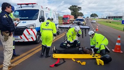 Motociclista sofre acidente e fica caído no meio da rodovia BR-277