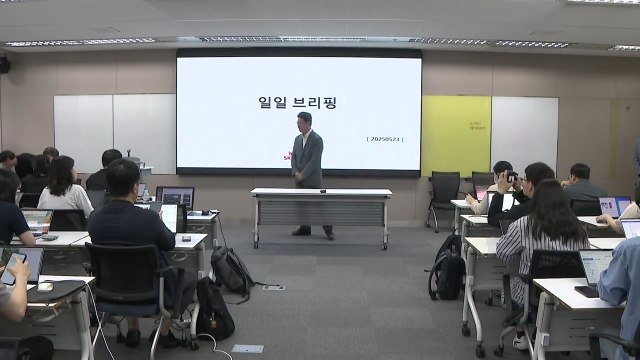 SKT 예약자 50%, 이번 달 안에 유심 교체 전망 / YTN