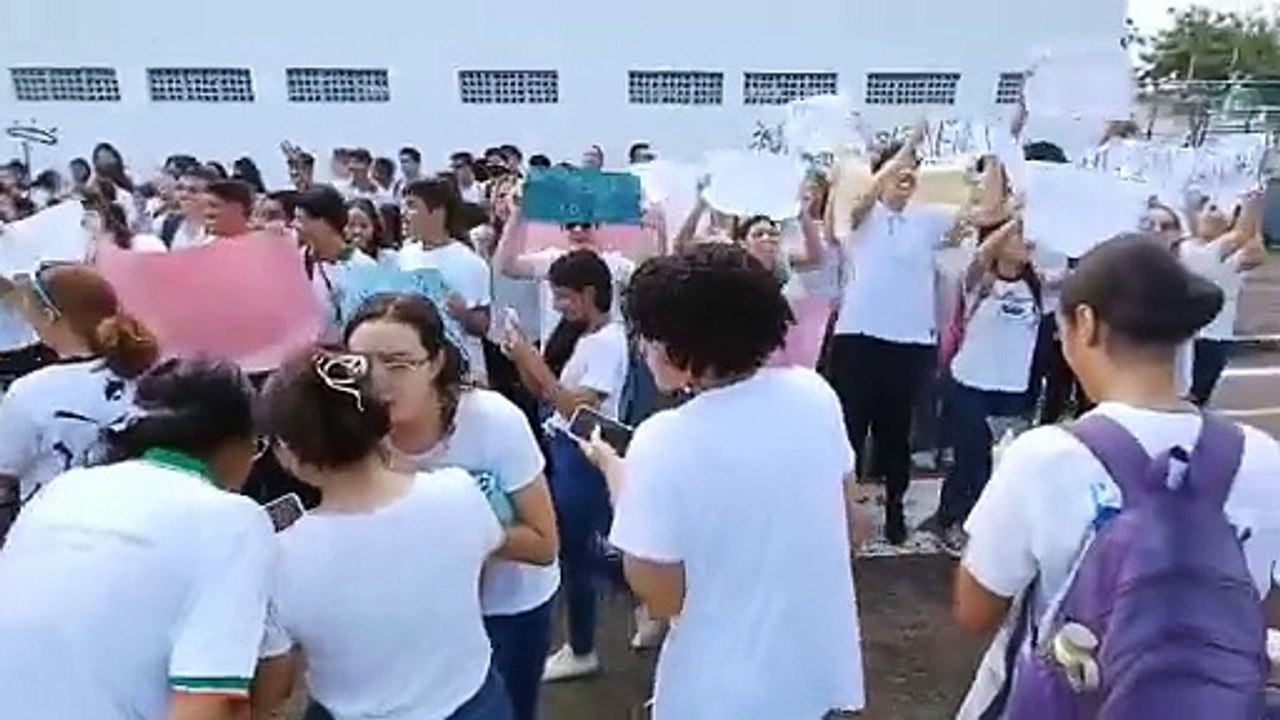 Protesto de estudantes pede melhorias na infraestrutura de escola pública em Fortaleza