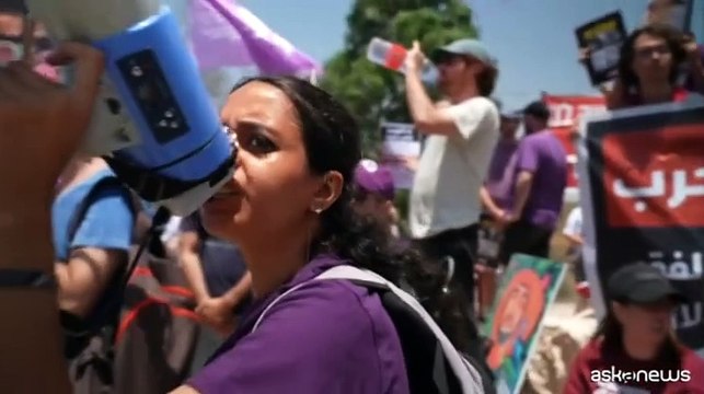 Manifestanti israeliani al confine con Gaza: l'80% dice basta guerra