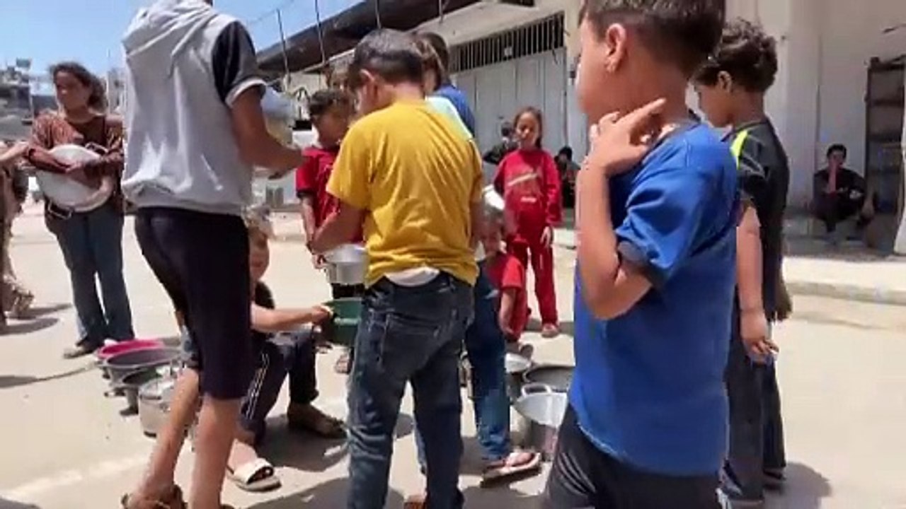 مساعدات تدخل غزة بعد حصار إسرائيلي استمر أكثر من شهرين