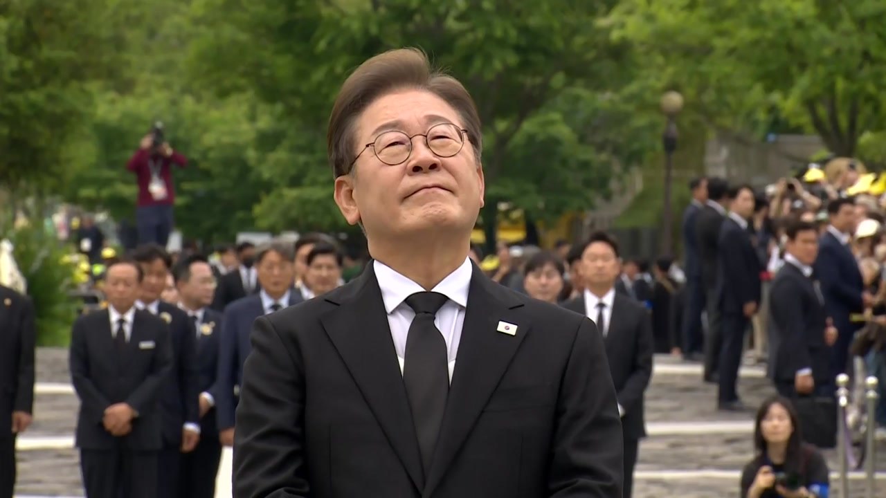 이재명, 노무현 묘역 참배..."노무현, 잘못된 정치에 희생" / YTN