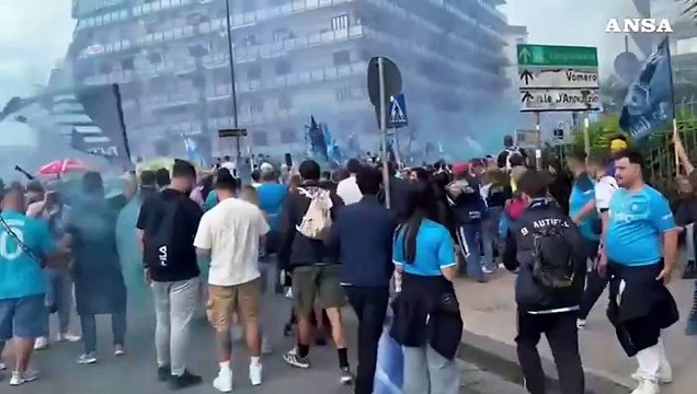 Volata scudetto, tifosi del Napoli cantano cori all'esterno del Maradona