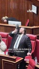 Un député australien boit une bière dans sa chaussure