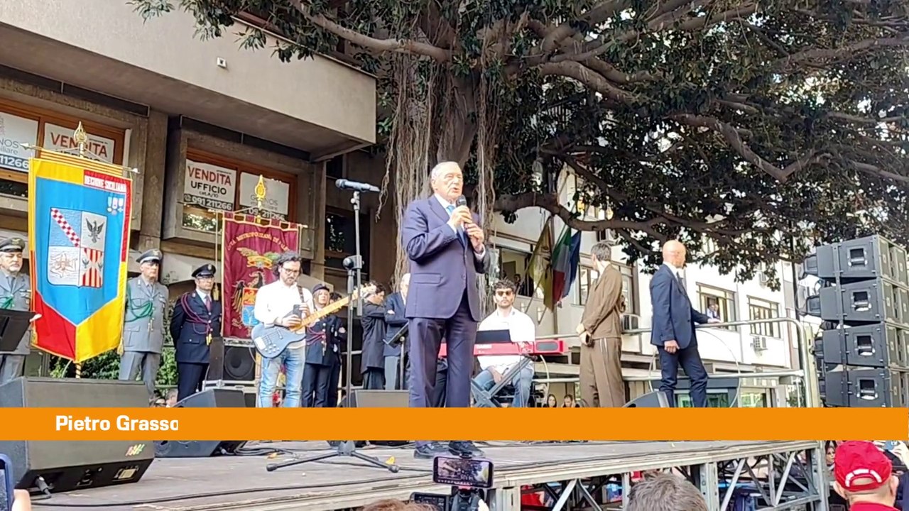 Strage di Capaci, Grasso legge i nomi delle vittime all'albero Falcone