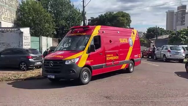 Carros são lançados contra muro após acidente com caminhão no Bairro São Cristóvão