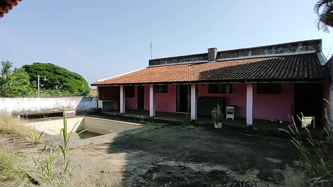 A MANSÃO ABANDONADA DAS TAÇAS DE CRISTAL - UMA CASA SURREAL